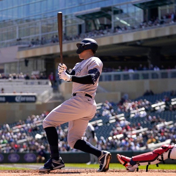 2023年4月26日星期三，在明尼阿波利斯，纽约洋基队的亚伦·贾奇在与明尼苏达双城队的棒球比赛第二局中击出三分二垒安打。(美联社图片/Abbie Parr)