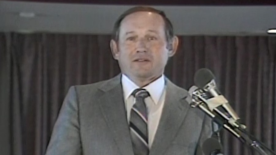 1983年，前南达科他州州长哈维·沃尔曼