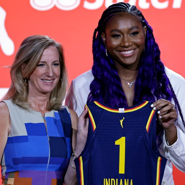 2023年4月10日星期一，在纽约，印第安纳狂热队在WNBA篮球选秀大会上选中了她的第一个新秀，南卡罗来纳州的阿利亚·波士顿(右)与总裁凯茜·恩格尔伯特合影留念。(美联社图片/Adam Hunger)