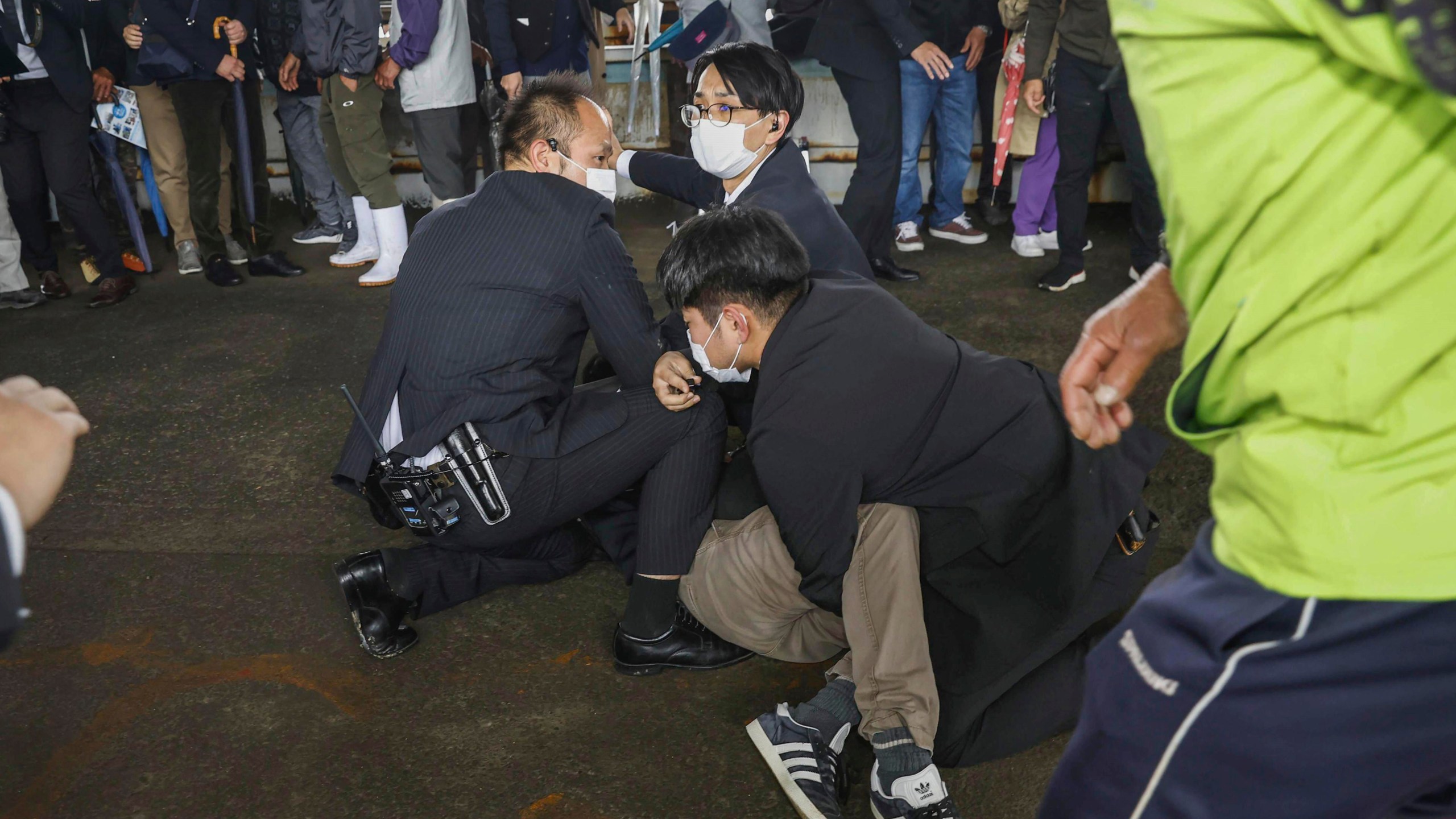 2023年4月15日星期六，在日本西部和歌山的一个港口，一名男子在地上扔了一枚似乎是烟雾弹的东西，被抓获。日本NHK电视台星期六报道说，日本首相岸田文雄访问日本西部港口时，发生了巨大的爆炸，但是没有人员受伤。(共同社通过美联社)