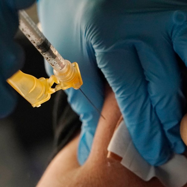 11月18日，一名护士在密西西比州杰克逊州立大学附近的接种站注射新型冠状病毒强化疫苗。美国监管机构于2023年4月18日星期二批准了针对老年人和免疫系统较弱的人的另一种COVID-19加强剂，以便他们能够在今年春天加强保护，同时采取措施使冠状病毒疫苗接种对其他人来说更简单。(美联社图片/Rogelio V. Solis)