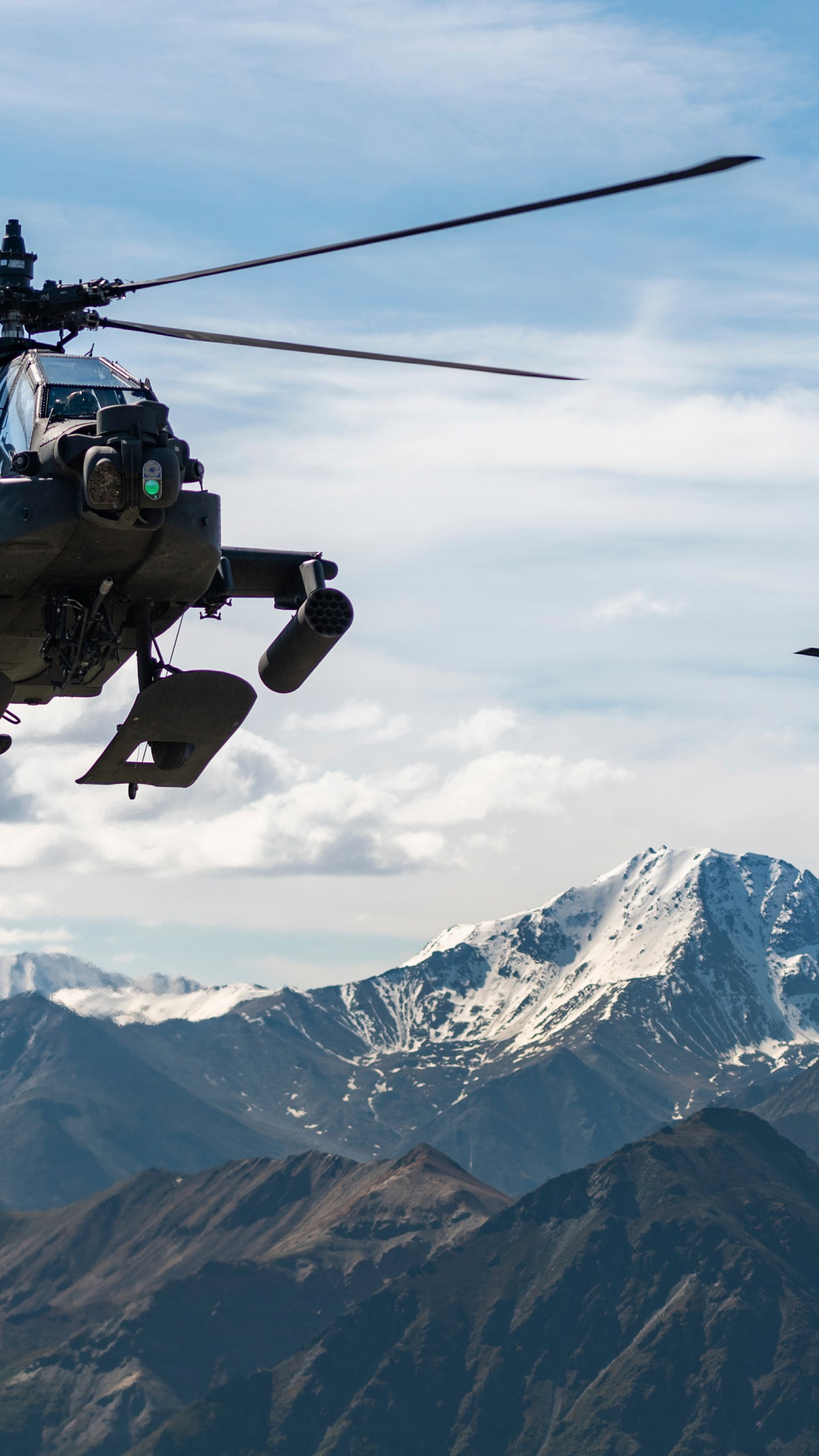 6月3日，美国陆军第25航空团第1攻击营的AH-64D阿帕奇长弓武装直升机飞越阿拉斯加温赖特堡附近的山脉。美国陆军说，两架与照片中类似的陆军直升机于2023年4月27日星期四在阿拉斯加州希利附近坠毁，造成3名士兵死亡，1人受伤。这两架直升机当时正从飞往费尔班克斯附近的温赖特堡的训练飞行中返回。(卡梅隆Roxberry /美国陆军(美联社)