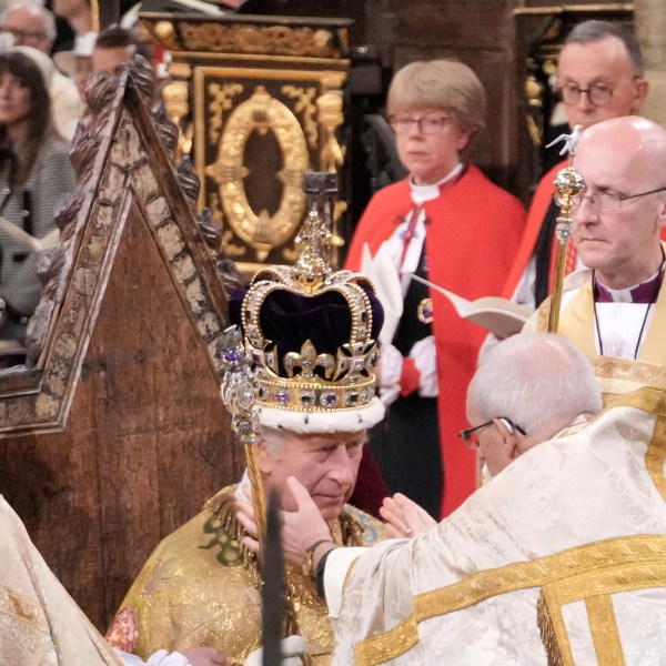 国王查理三世坐在他与圣爱德华王冠加冕的坎特伯雷大主教最尊敬的贾斯汀Welby在威斯敏斯特教堂加冕仪式期间,伦敦,星期六,2023年5月6日。(乔纳森·布雷迪/池通过美联社照片)