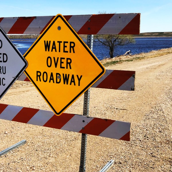詹姆斯河淹没了米切尔北部的道路。从2023年5月2日起，戴维森县应急管理部门要求司机小心，远离洪水地区。