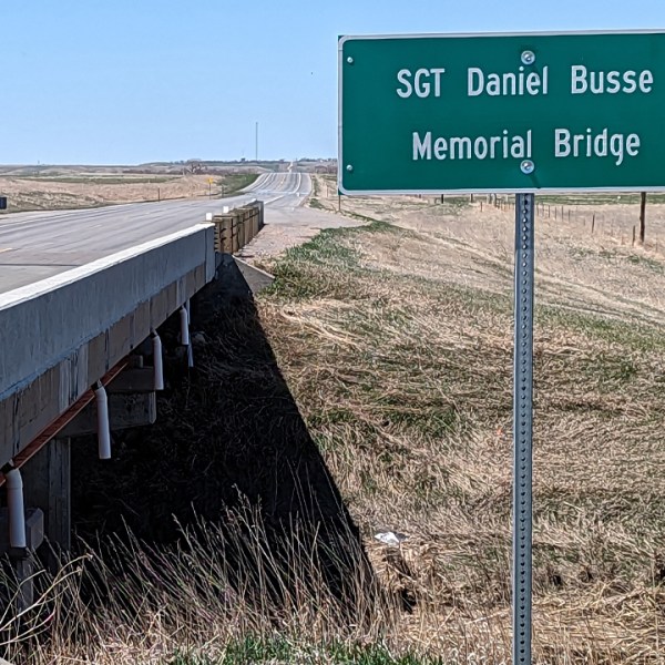 布朗特以东14号美国公路上的“陨落英雄”桥。