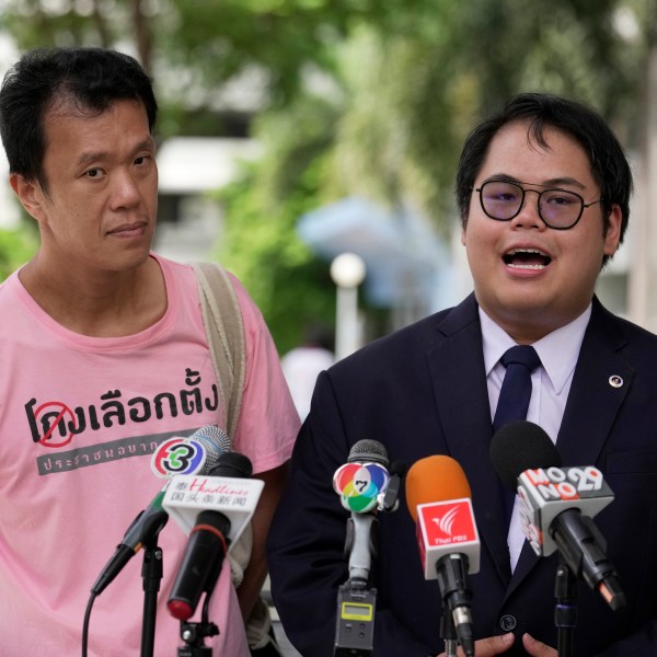 学生活动家Bunkueanun Paothong,与维权Ekachai Hongkangwan会谈对记者离开曼谷刑事法庭前,泰国,星期三,2023年6月28日。周三在泰国法庭无罪释放的学生活动家和其他四人阻碍国家的车队女王在2020年民主示威,一个进攻,可以看到他们被判16年的牢狱之灾,甚至死刑。(美联社照片/ Sakchai拉)