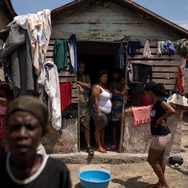 黑帮暴力而流离失所的人们站在Jean-Kere Almicar前院,他们寻求庇护,在太子港,海地,星期日,2023年6月4日。近200人曾经住在太阳城Almicar附近的贫民窟的房子现在住在他的前院和附近的地区。他们是在近165000名海地人逃离家园,帮派暴力事件激增。(美联社照片/阿劳纳-库比劳)