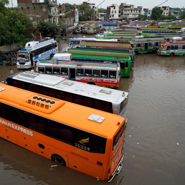 公共汽车是停在被淹没的终端造成沉重的季风降雨在拉合尔,巴基斯坦,星期三,2023年7月5日。官员说,季风雨指责在巴基斯坦,造成许多人死亡。(美联社照片/ K.M.Chaudary)