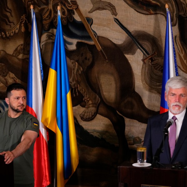 捷克共和国总统彼得帕维尔,权利和乌克兰总统之上Zelenskyy出席联合新闻发布会在布拉格城堡在布拉格,捷克共和国,星期四,2023年7月6日。(美联社照片/切赫大卫接住)