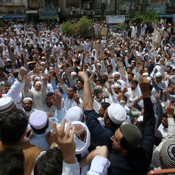 穆斯林抗议者高喊口号在集会谴责焚烧伊斯兰教的圣书“古兰经”,在白沙瓦,巴基斯坦,星期五,2023年7月7日。穆斯林聚集在巴基斯坦各地实行“古兰经的神圣的一天”后,南亚伊斯兰国家总理呼吁anti-Sweden抗议上周的焚烧伊斯兰教圣书古兰经在斯德哥尔摩。(美联社照片/穆罕默德萨贾德)