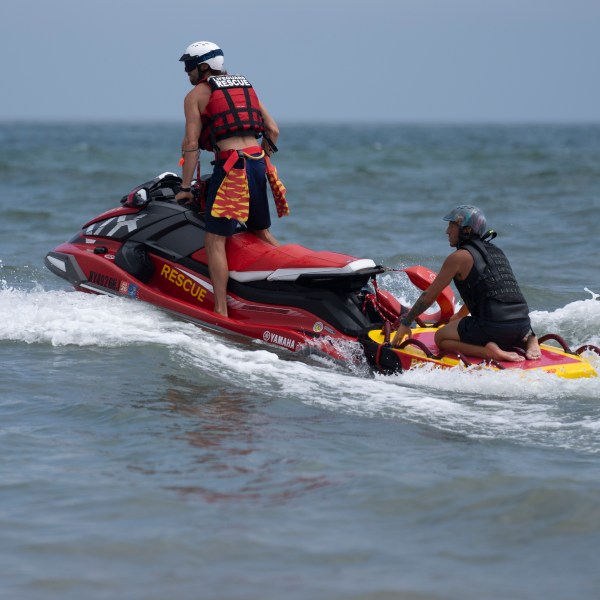 救生员在鲨鱼骑水上摩托车巡逻在琼斯海滩州立公园,星期四,2023年7月6日仍然在纽约(美联社照片/约翰Minchillo)
