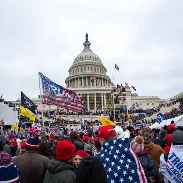 文件-暴徒忠于总统唐纳德·特朗普集会在华盛顿的美国国会大厦1月6日2021年。(美联社照片/何塞·路易斯·杰罗姆翻译,文件)