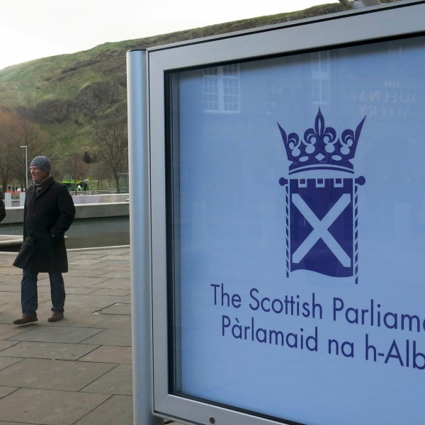 文件——人们走过在爱丁堡的苏格兰议会,2014年3月16日。苏格兰政府提出了使拥有一切的嗑药供个人使用解决过量死亡率最高的欧洲国家之一。爱丁堡半自治政府领导的支持独立的苏格兰民族党,周五表示,2023年7月7日,消除因持有毒品刑事处罚将“允许提供安全的,以证据为基础的伤害减少服务。”(美联社照片/吉尔无法无天,文件)