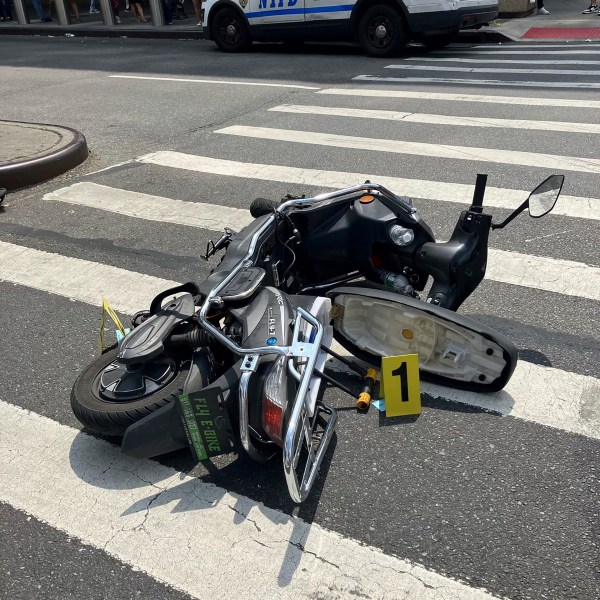 纽约市警察局提供的这张照片,星期六,2023年7月8日显示了一个小型摩托车恢复现场拍摄,在纽约皇后区。一个86岁的纽约人被击毙,至少两人严重受伤的人在一个摩托车警方称枪击随机在汽车和行人周六在纽约皇后区。(纽约警察局通过美联社)