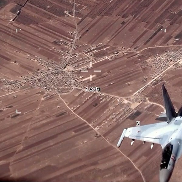 这张照片从视频发布的美国空军,俄罗斯-苍蝇附近的一个美国空军mq - 9“收割者”无人驾驶飞机在周三,2023年7月5日在叙利亚。美国空军说,俄罗斯战斗机飞危险接近一些美国无人驾驶飞机在叙利亚,燃放耀斑和迫使mq - 9收割者采取规避动作。(美国空军通过美联社)